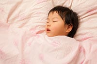 年齢で決めるの？夜のオムツを外すタイミングは？