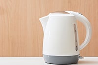 子育て家庭は注意!電気ケトルでやけど事故 消費者庁が呼びかけ