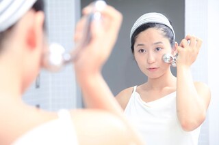 【美容皮膚科医に聞いた】美顔ローラーでリフトアップは本当に効果があるの？