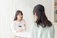 マウンティングママ友の質問責め…対処法は?