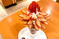 【デニーズ】苺苺苺苺苺苺苺苺苺苺苺!のザ・サンデーを食べてきた