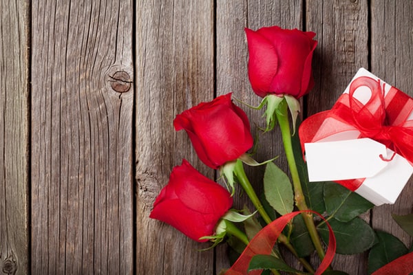 【花言葉】バラの花束は本数で意味が変わる！ 7本は「密かな愛」