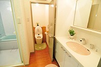【家庭のトイレ事情】ドアは閉める？ 開けっ放し？ 両者の言い分は…