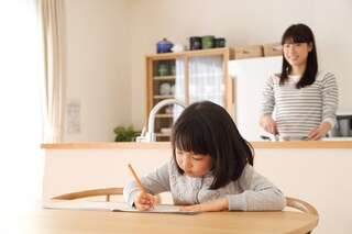 【専門家が回答】子どもの学習机は必要？　不要？