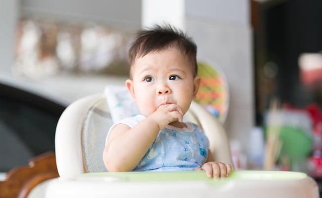 赤ちゃん用のお食事イスに座らせて離乳食を食べさせるのはいつから？