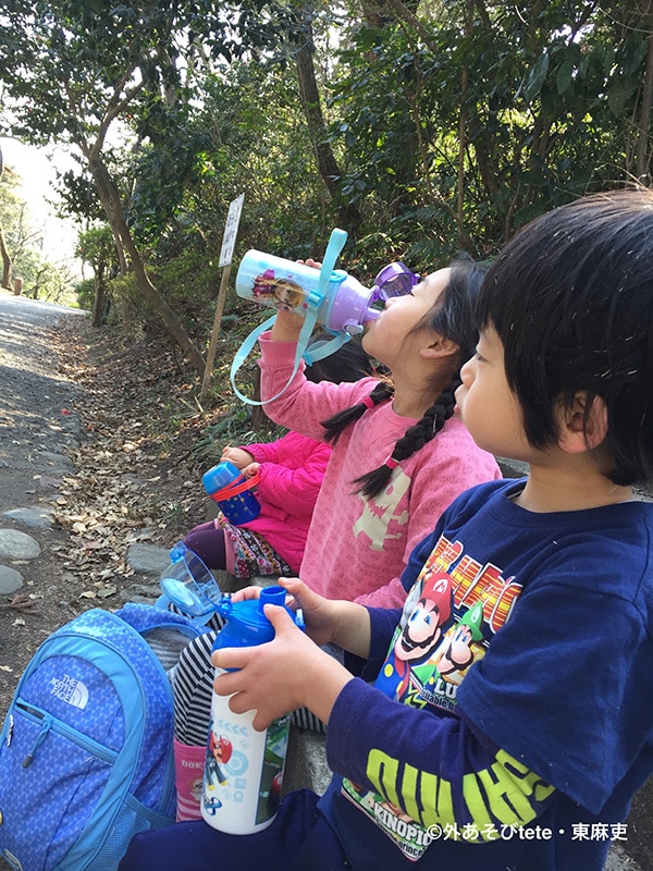 ハイキングを楽しむ子ども