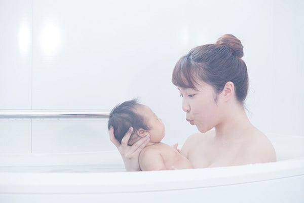 パパがいない！ママがひとりで赤ちゃんをお風呂に入れるには？