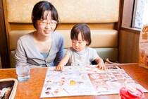 【身近な問題】外食先で食べこぼしは自分で拾う？ 拾わない？