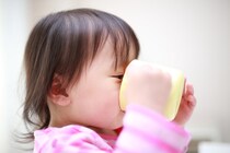 いつから始める？赤ちゃんのコップ練習の方法は？