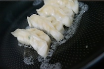 【お肉代わりに優秀】冷凍餃子で作る炒め物が時短でウんマイ！