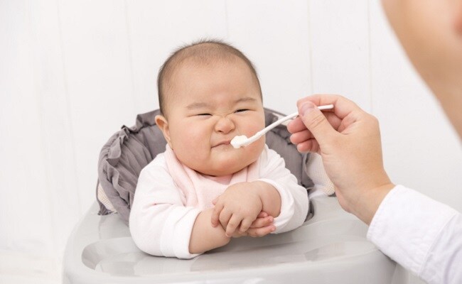 赤ちゃんがなかなか食べてくれない！食事の時間がかかるときどうする？