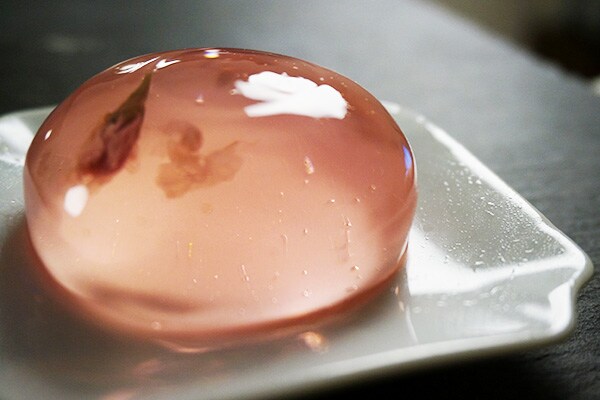 【ぷるぷる中毒者続出】桜が香るぷるるん水ゼリーが想像以上にぷるぷる