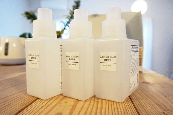 パッケージが派手な粉末収納は無印良品のバスソルト容器でスッキリ!