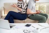 世帯年収が低いほど離婚を考える？夫婦とお金の関係性とは？