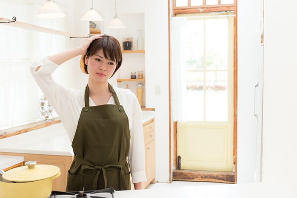 キッチンで悩むママ