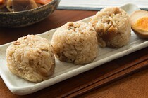 鮭だけじゃない！食べ応え十分のアイデアおにぎりレシピ3選