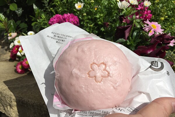 【桜餅の味わい】ファミマのさくらあんまんは100円で食べごたえあり!