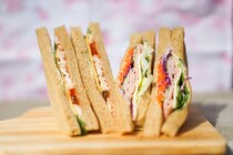 【新商品】ファミマのサンドイッチが見た目も味もカフェレベル