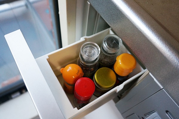 コンロ横の細長いスペースへの調味料保管は【温度と湿気に注意】