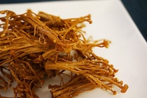 【SNSで話題】試してみて！素揚げしたえのきだけが美味しい!?