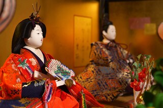 お内裏様は左？右？ 実は地域差があった ひな人形の飾り方