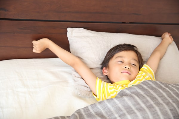 朝起きられる? 子どもの入学前にママたちがやっている4つの工夫