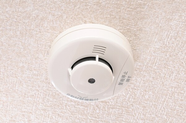 夜中に鳴り響く警報音…火災報知器の電池交換を忘れずに!