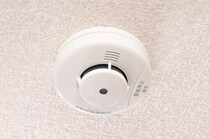 夜中に鳴り響く警報音…火災報知器の電池交換を忘れずに！