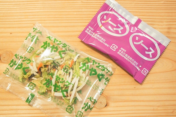 新商品ラッシュ!? ペヤング「ピリ辛野菜炒め風やきそば」を食べてみた