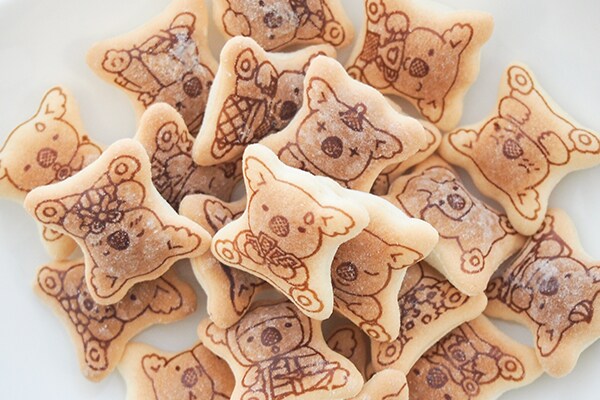 セブンの「2万店記念商品」 “あの”キャラクターの制服姿が新鮮!