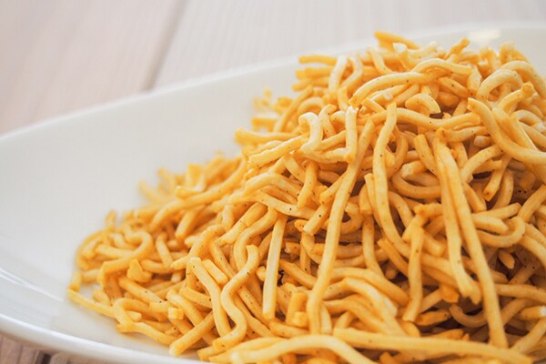 セブンの「2万店記念商品」 “あの”キャラクターの制服姿が新鮮!