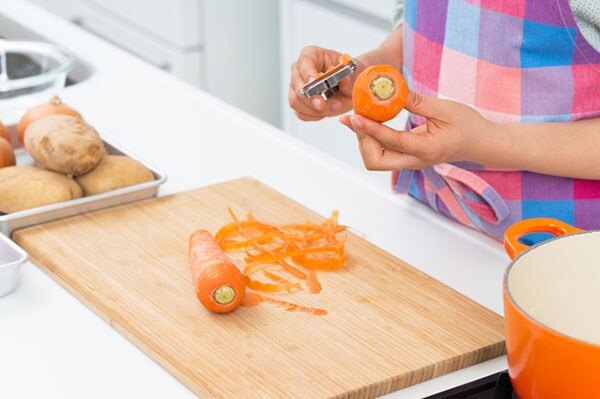 【エコ】むいた後どうしてる？ “野菜の皮”を捨てない4つの活用術