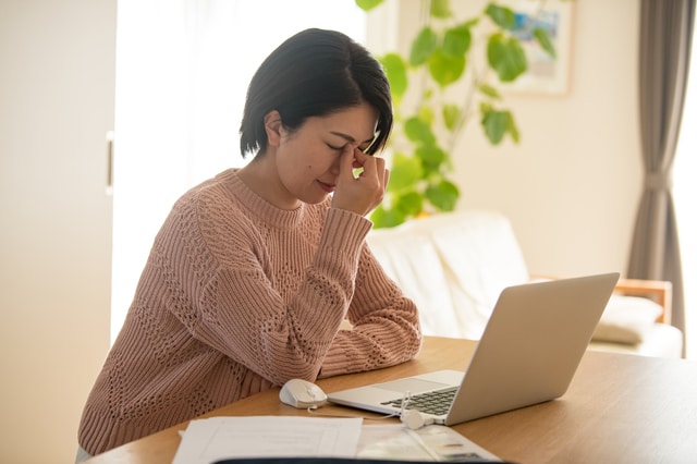 疲れているワーママ