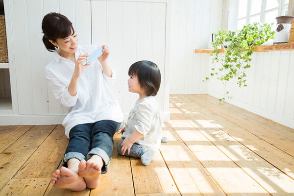 子どもの写真を撮るママ