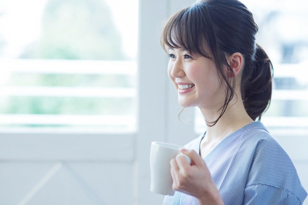 コーヒーを飲むママ