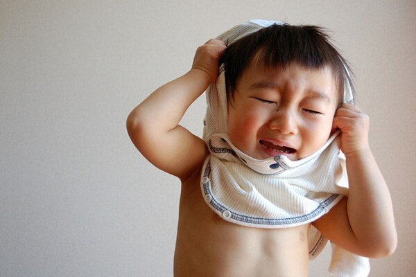 着替えを嫌がる子ども