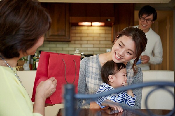 ママ友へお土産を渡すママ