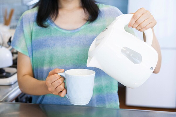 中の黒ずみもピカピカに！ 電気ケトルの掃除方法