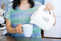 中の黒ずみもピカピカに！ 電気ケトルの掃除方法