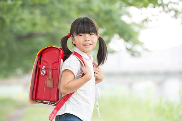 ランドセルを背負った小学生