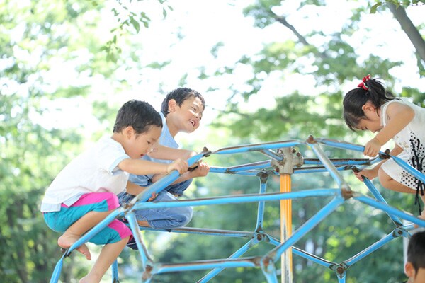 遊具で遊ぶ子ども