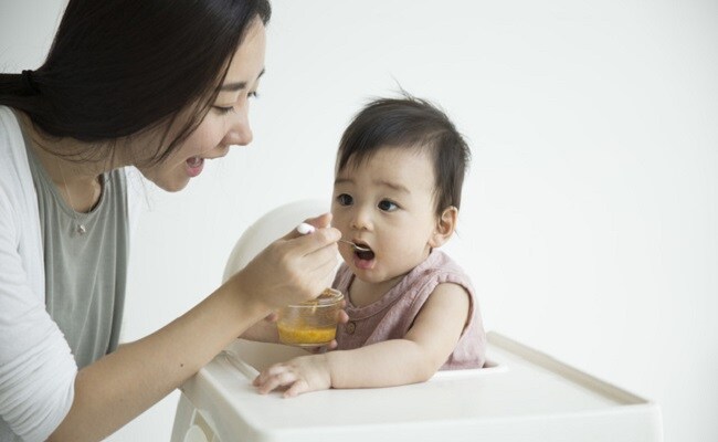 離乳食を始めるのがこわいママへ。生後5カ月になったら始めないとダメ？