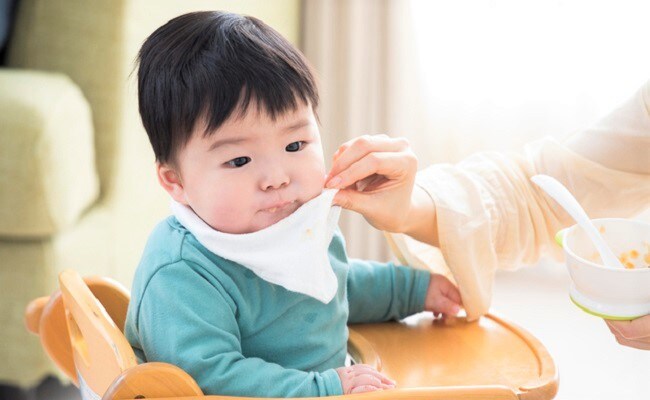 毎日しかってばかり…1歳児の歩き食べはダメですか？