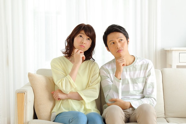 悩む夫婦