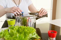 【ポイントは粘度】圧力鍋でカレー・シチューを作るのはどうして危険？