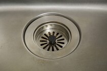 今のうちに確認！ キッチン排水口からのイヤなニオイの対処法
