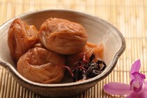 【酸っぱいのが苦手な人も！】梅干しにちょい足しするものは？