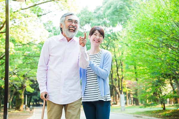 遠くで暮らす両親が心配…どんな見守りサービスがある?