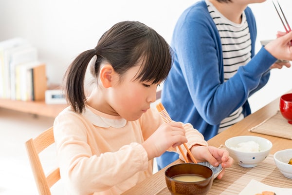 主食なのに食べてくれない！ 子どもが白いご飯を食べない時には？