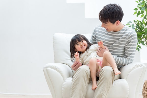 子どもと遊ぶパパ